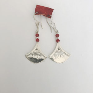 Boucles d'oreilles Shat-shat avec des perle rouge en grena  produit ethniques éthique et solidaire.