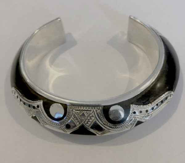 Bracelet pour femme moderne Bijoux touareg bracelet  argent massif et bois d'ébène avec une arrête au milieux et des très joli motifs. (diamètre 58 mm et pèse 40 g)