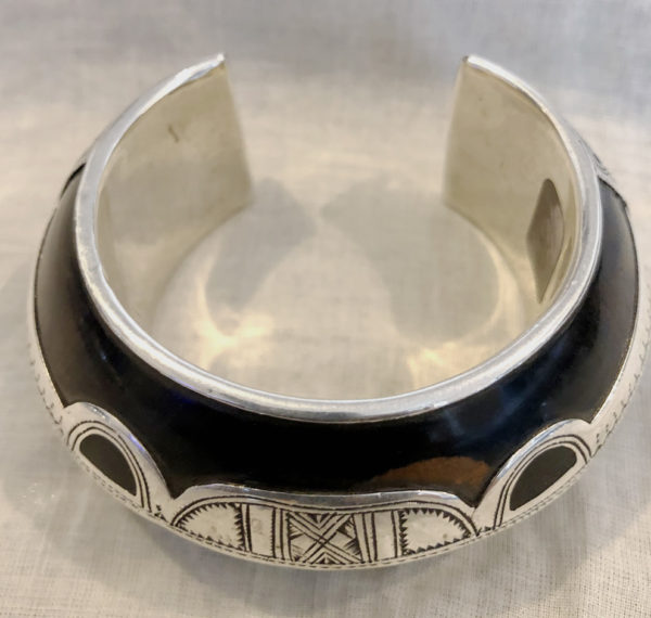 Bracelet en argent massif et ébène (59 mm de diamètre et pèse 90 gm). Magnifique Bracelet très tendance.