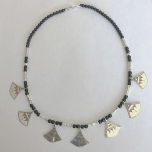 Collier femme pas cher Bijoux touaregs collier shat-shat en argent massif des lamelle en argent forme des petits éventails monté sur des perles en onyx. 