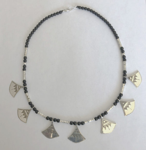 Collier femme pas cher Bijoux touaregs collier shat-shat en argent massif des lamelle en argent forme des petits éventails monté sur des perles en onyx. 
