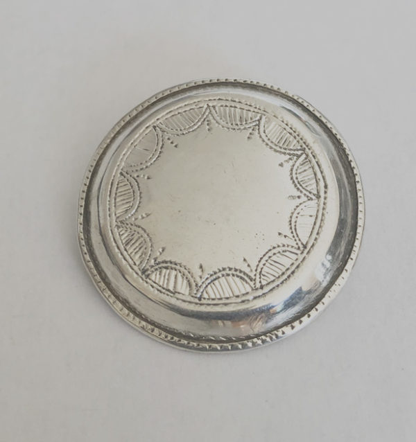 Broche sympa femme moderne Broche en argent forme ronde  avec des jolies dessins