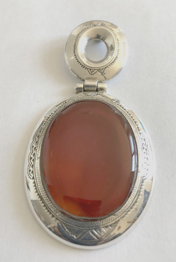 Collier bijoux mixte Cornaline Bijoux touaregs. pendentif  articulé en pierre de cornaline sertie sur argent forme ovale bijoux mixte 