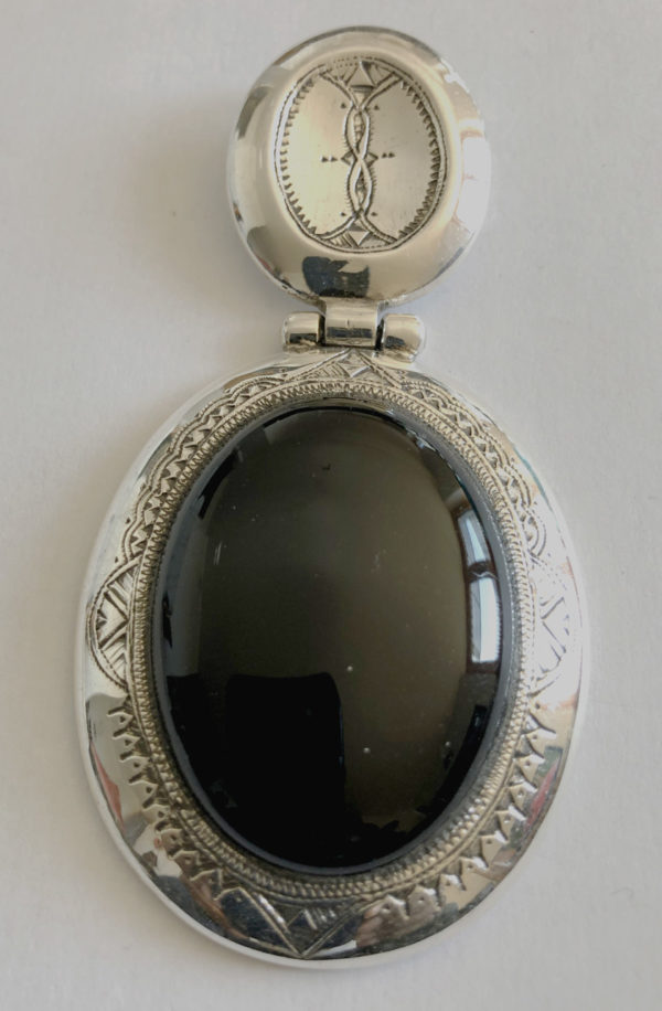 Pendentif pierre noire mixte Bijoux touaregs, pendentif articulé en argent massif et pierre d’obsidienne noire Bijoux mixte