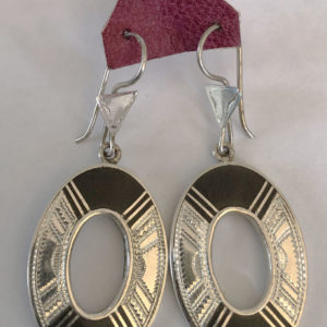 Anniversaire cadeau femme bijoux.Boucles d'oreilles pendante  en argent et bois d'ébène forme ovale avec un trou au milieu et deux Plaques en argent de chaque coté.